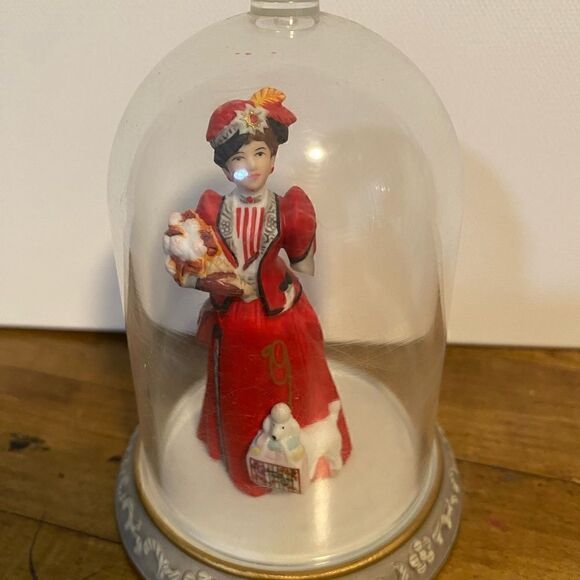 AVON PRESIDENTS CLUB MRS PFE ALBEE  (2) DOMED PORCELAIN MINI FIGURINE, 1996/1997 - Picture 9 of 11